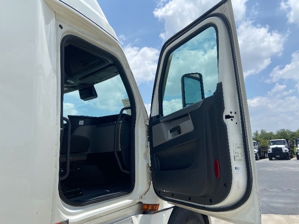Sleeper Tractor-Heavy Duty Tractors-Freightliner-2022-T12664ST-San Antonio-TX-391,025\n\t\tmiles-$ 90,750 - Image 13