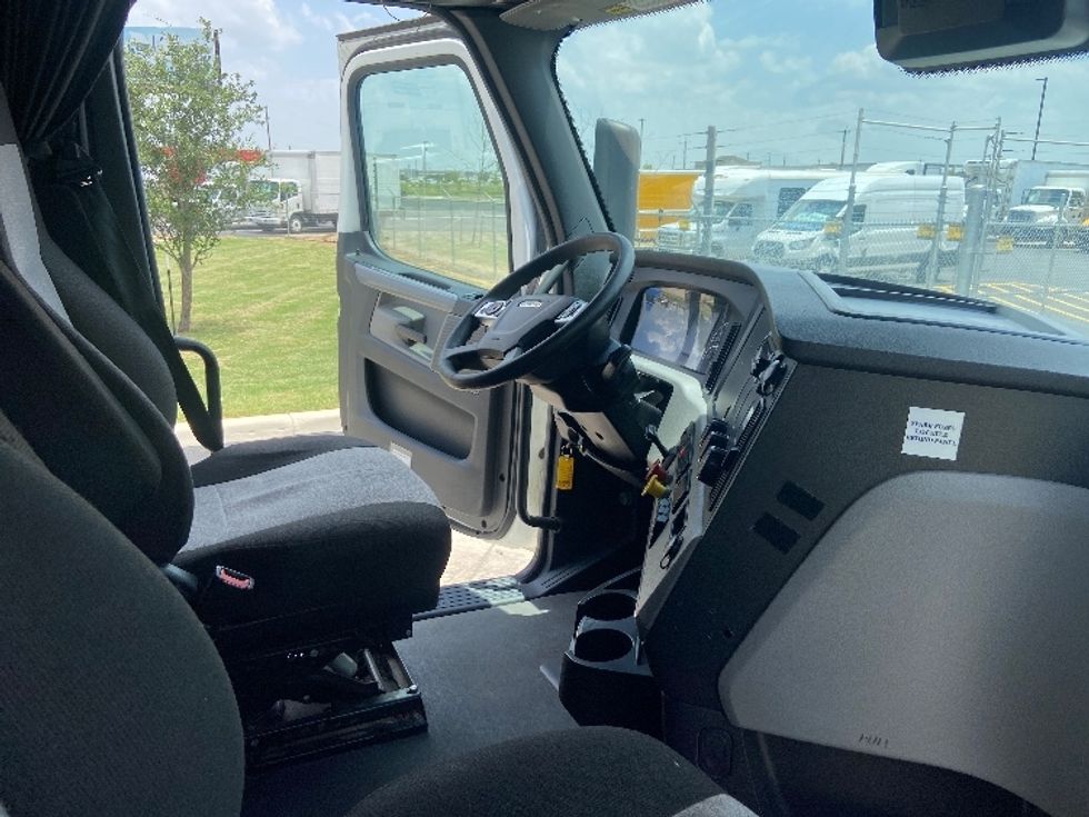 Sleeper Tractor-Heavy Duty Tractors-Freightliner-2022-T12664ST-San Antonio-TX-391,025\n\t\tmiles-$ 90,750 - Image 15