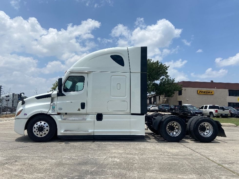 Sleeper Tractor-Heavy Duty Tractors-Freightliner-2022-T12664ST-San Antonio-TX-391,025\n\t\tmiles-$ 90,750 - Image 4