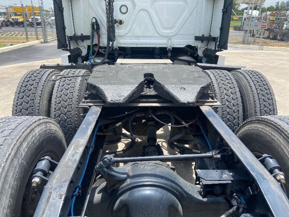 Sleeper Tractor-Heavy Duty Tractors-Freightliner-2022-T12664ST-San Antonio-TX-391,025\n\t\tmiles-$ 90,750 - Image 6