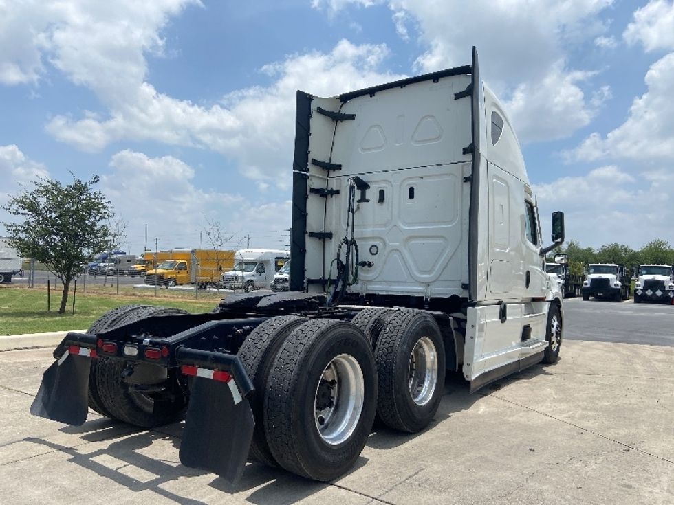 Sleeper Tractor-Heavy Duty Tractors-Freightliner-2022-T12664ST-San Antonio-TX-391,025\n\t\tmiles-$ 90,750 - Image 7