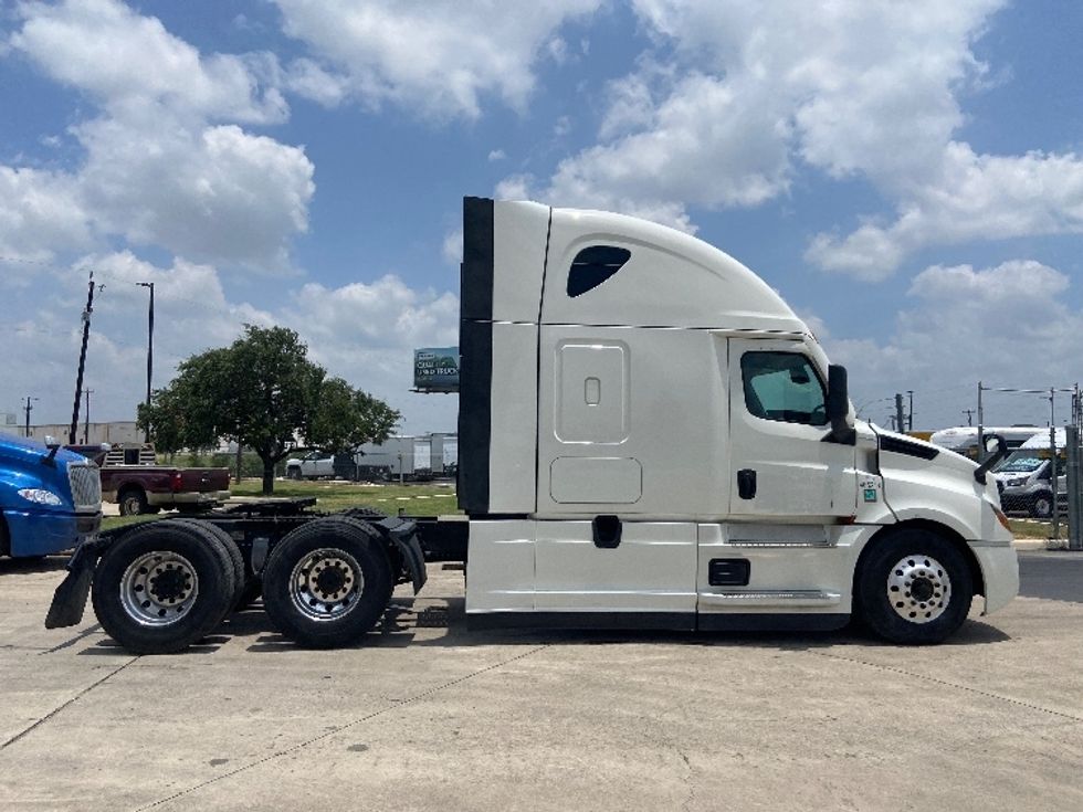 Sleeper Tractor-Heavy Duty Tractors-Freightliner-2022-T12664ST-San Antonio-TX-391,025\n\t\tmiles-$ 90,750 - Image 8