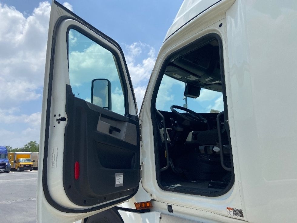 Sleeper Tractor-Heavy Duty Tractors-Freightliner-2022-T12664ST-San Antonio-TX-391,025\n\t\tmiles-$ 90,750 - Image 9