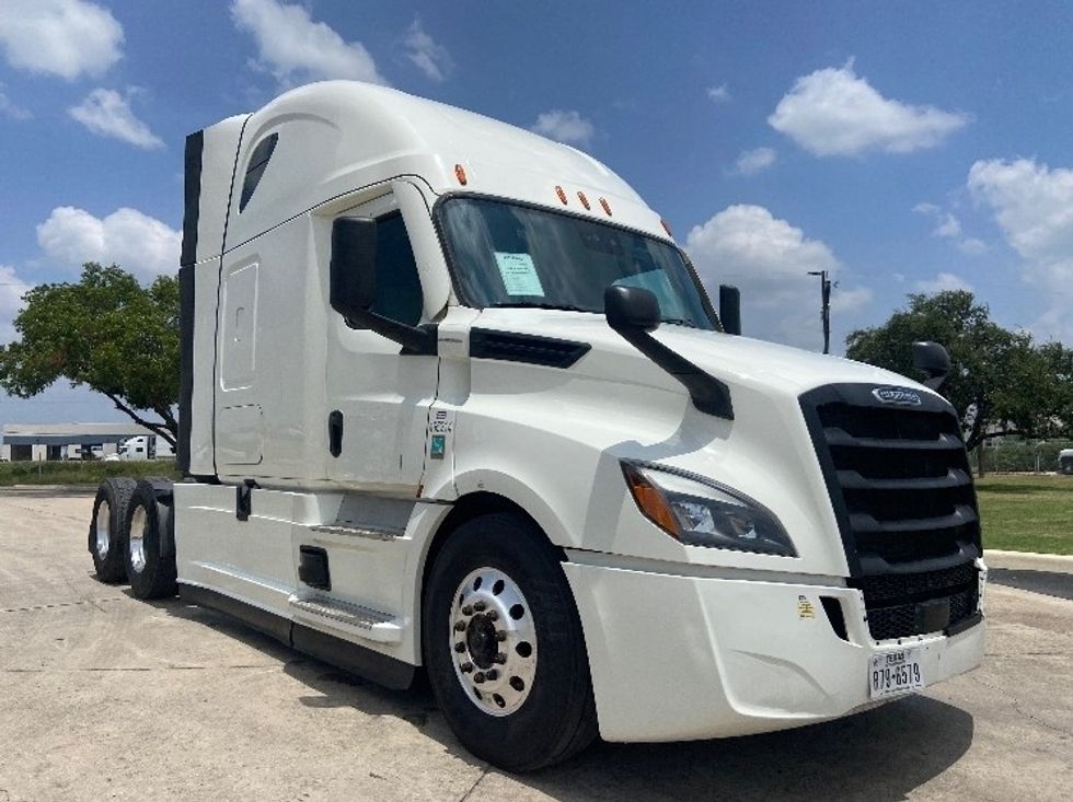 Sleeper Tractor-Heavy Duty Tractors-Freightliner-2022-T12664ST-San Antonio-TX-397,777\n\t\tmiles-$ 92,750 - Image 1