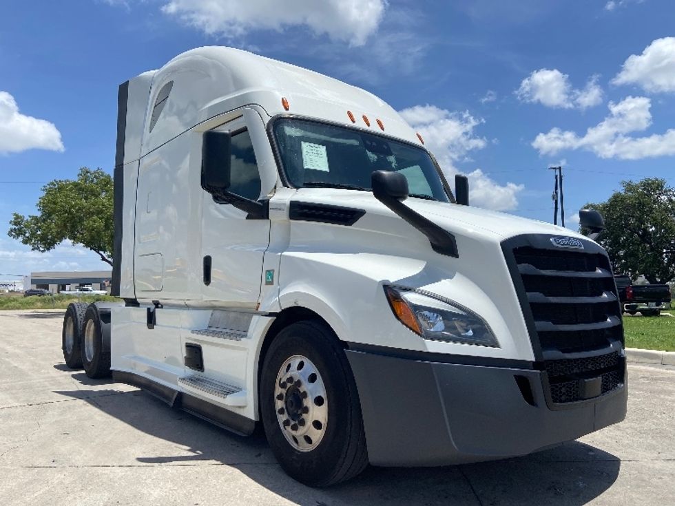 Sleeper Tractor-Heavy Duty Tractors-Freightliner-2022-T12664ST-San Antonio-TX-399,367\n\t\tmiles-$ 90,000 - Image 1