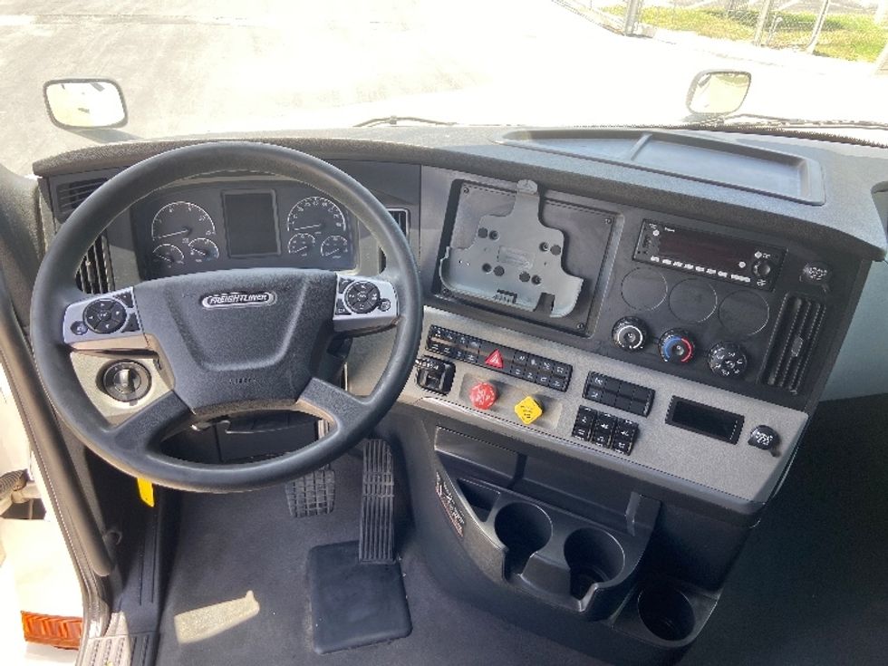 Sleeper Tractor-Heavy Duty Tractors-Freightliner-2022-T12664ST-San Antonio-TX-399,367\n\t\tmiles-$ 90,000 - Image 11