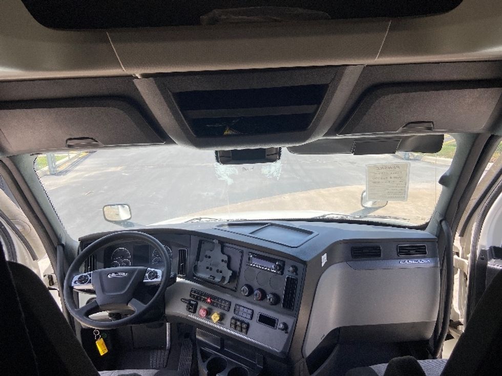 Sleeper Tractor-Heavy Duty Tractors-Freightliner-2022-T12664ST-San Antonio-TX-399,367\n\t\tmiles-$ 90,000 - Image 12