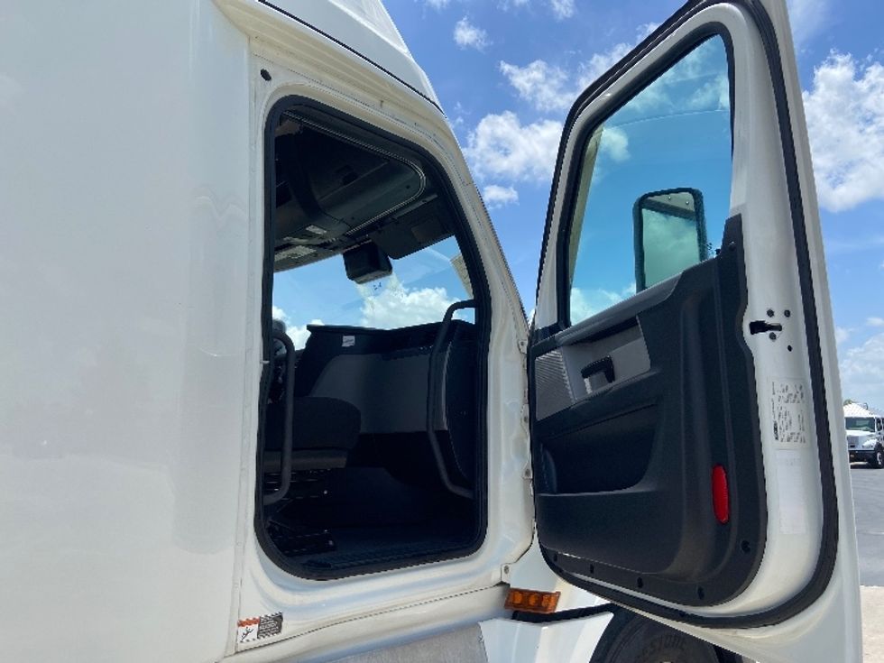 Sleeper Tractor-Heavy Duty Tractors-Freightliner-2022-T12664ST-San Antonio-TX-399,367\n\t\tmiles-$ 90,000 - Image 13