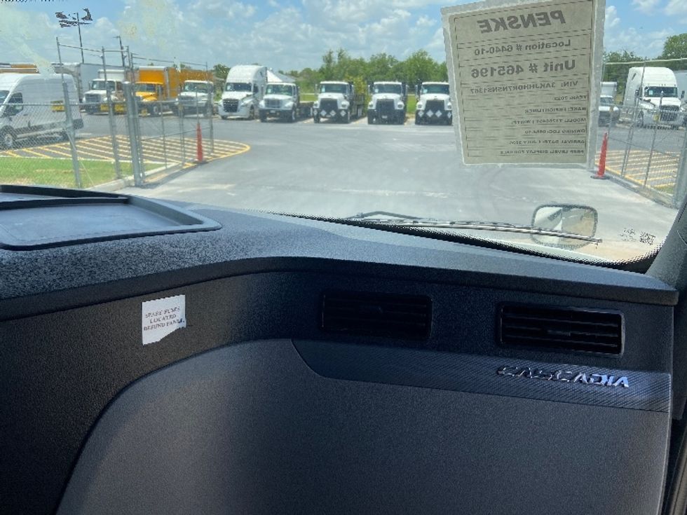 Sleeper Tractor-Heavy Duty Tractors-Freightliner-2022-T12664ST-San Antonio-TX-399,367\n\t\tmiles-$ 90,000 - Image 14