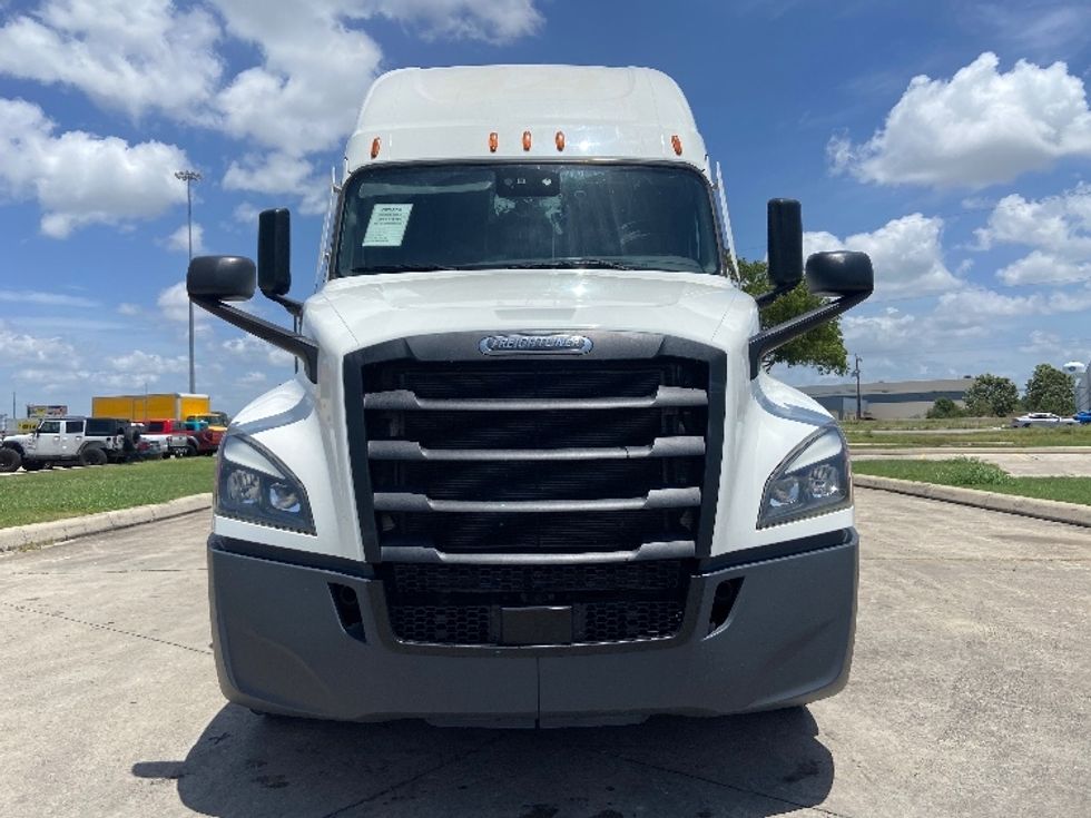 Sleeper Tractor-Heavy Duty Tractors-Freightliner-2022-T12664ST-San Antonio-TX-399,367\n\t\tmiles-$ 90,000 - Image 2