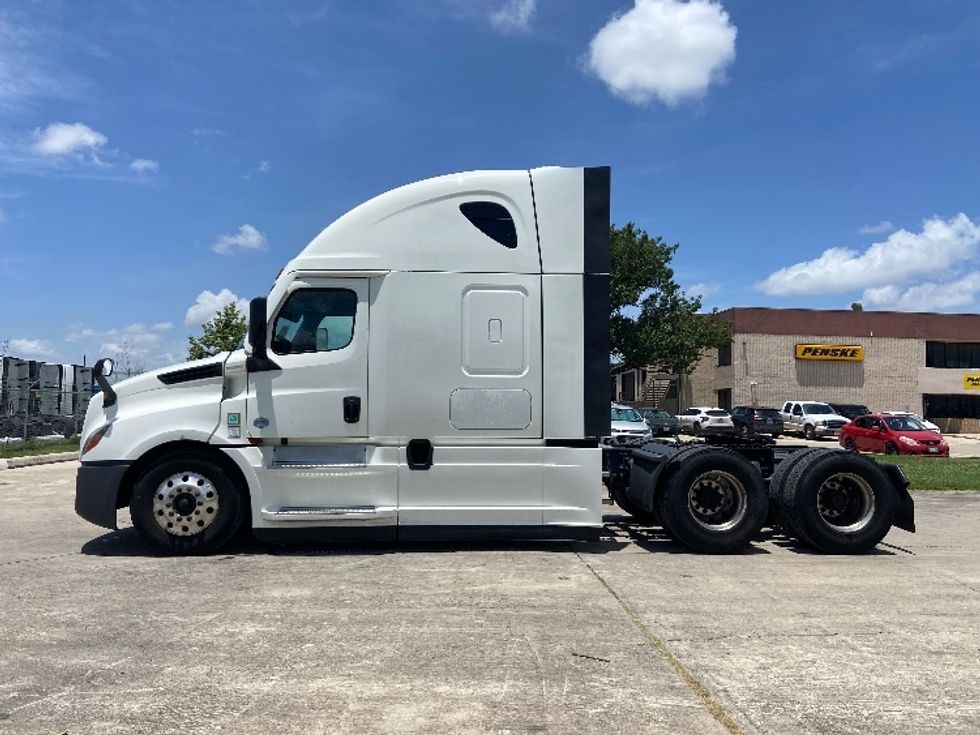 Sleeper Tractor-Heavy Duty Tractors-Freightliner-2022-T12664ST-San Antonio-TX-399,367\n\t\tmiles-$ 90,000 - Image 4