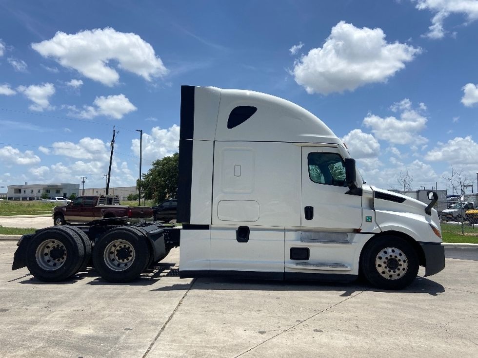 Sleeper Tractor-Heavy Duty Tractors-Freightliner-2022-T12664ST-San Antonio-TX-399,367\n\t\tmiles-$ 90,000 - Image 8