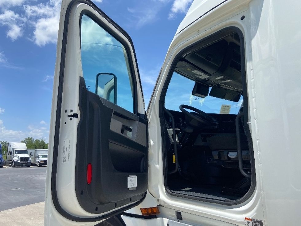 Sleeper Tractor-Heavy Duty Tractors-Freightliner-2022-T12664ST-San Antonio-TX-399,367\n\t\tmiles-$ 90,000 - Image 9