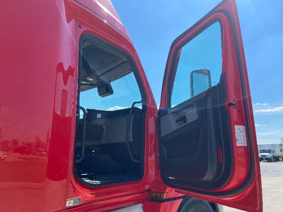 Sleeper Tractor-Heavy Duty Tractors-Freightliner-2022-T12664ST-San Antonio-TX-411,948\n\t\tmiles-$ 90,250 - Image 13