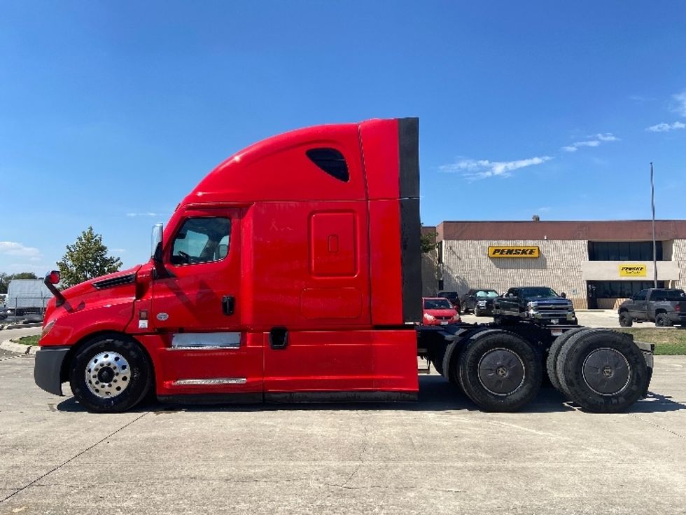 Sleeper Tractor-Heavy Duty Tractors-Freightliner-2022-T12664ST-San Antonio-TX-411,948\n\t\tmiles-$ 90,250 - Image 4