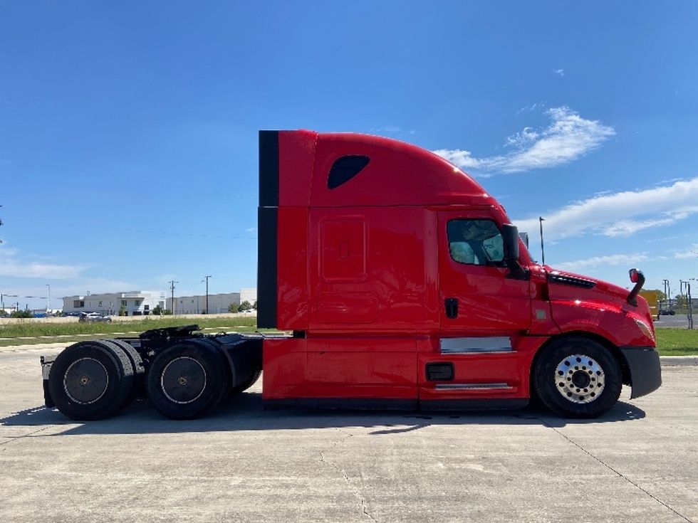 Sleeper Tractor-Heavy Duty Tractors-Freightliner-2022-T12664ST-San Antonio-TX-411,948\n\t\tmiles-$ 90,250 - Image 8