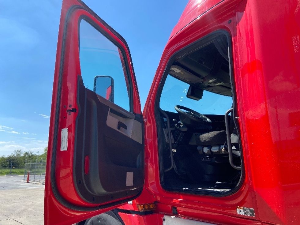 Sleeper Tractor-Heavy Duty Tractors-Freightliner-2022-T12664ST-San Antonio-TX-411,948\n\t\tmiles-$ 90,250 - Image 9