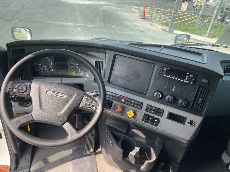 Sleeper Tractor-Heavy Duty Tractors-Freightliner-2022-T12664ST-San Antonio-TX-416,556\n\t\tmiles-$ 88,250 - Image 11