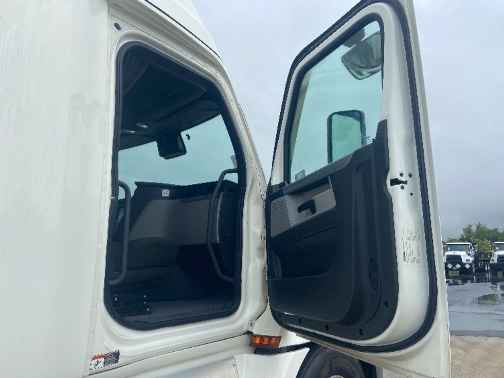 Sleeper Tractor-Heavy Duty Tractors-Freightliner-2022-T12664ST-San Antonio-TX-416,556\n\t\tmiles-$ 88,250 - Image 13