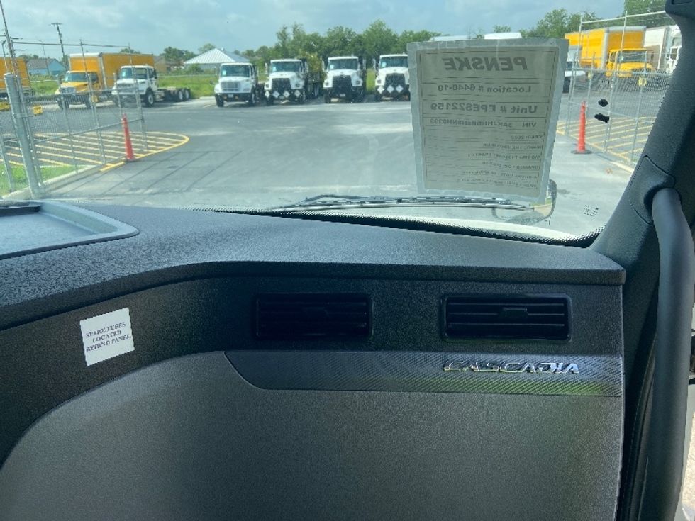 Sleeper Tractor-Heavy Duty Tractors-Freightliner-2022-T12664ST-San Antonio-TX-416,556\n\t\tmiles-$ 88,250 - Image 14