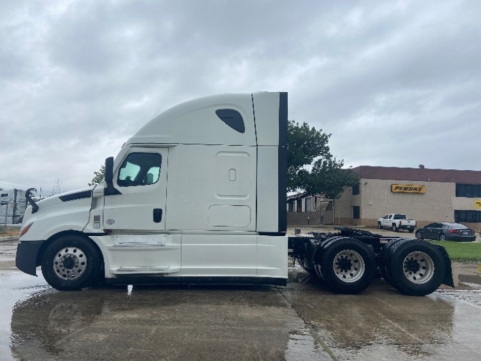 Sleeper Tractor-Heavy Duty Tractors-Freightliner-2022-T12664ST-San Antonio-TX-416,556\n\t\tmiles-$ 88,250 - Image 4