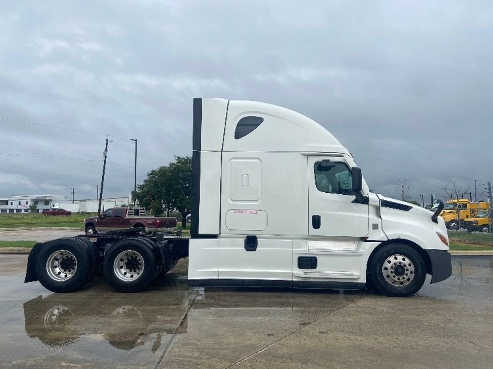 Sleeper Tractor-Heavy Duty Tractors-Freightliner-2022-T12664ST-San Antonio-TX-416,556\n\t\tmiles-$ 88,250 - Image 8