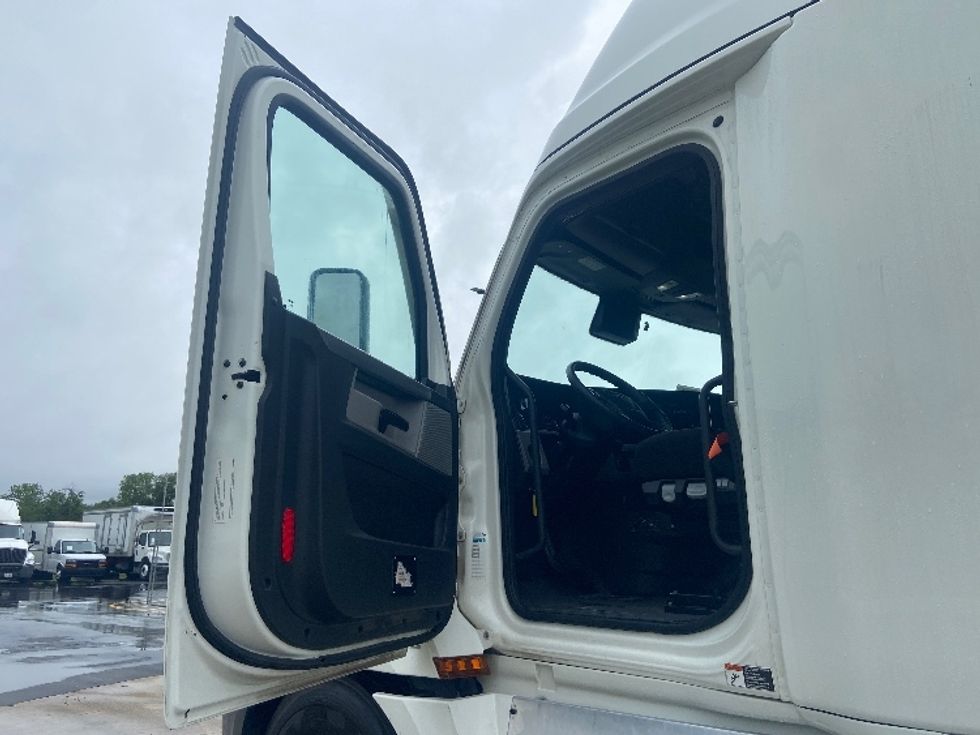 Sleeper Tractor-Heavy Duty Tractors-Freightliner-2022-T12664ST-San Antonio-TX-416,556\n\t\tmiles-$ 88,250 - Image 9