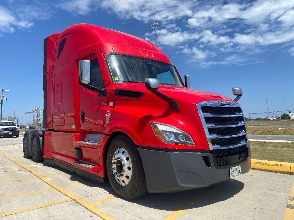 Sleeper Tractor-Heavy Duty Tractors-Freightliner-2022-T12664ST-San Antonio-TX-431,517\n\t\tmiles-$ 83,000 - Image 1