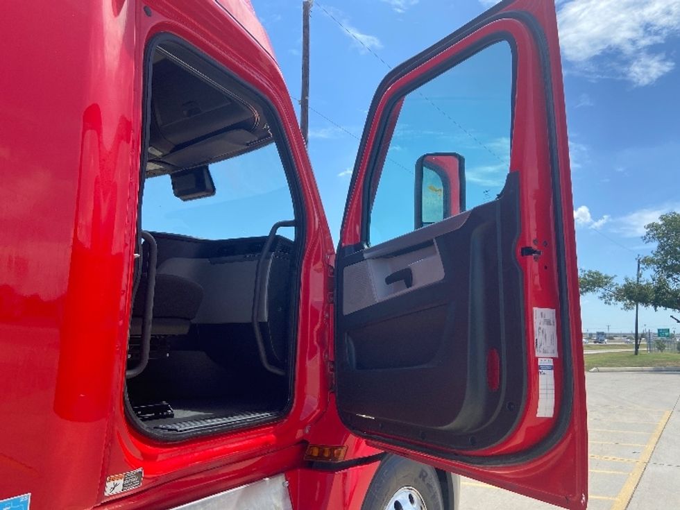 Sleeper Tractor-Heavy Duty Tractors-Freightliner-2022-T12664ST-San Antonio-TX-431,517\n\t\tmiles-$ 83,000 - Image 13
