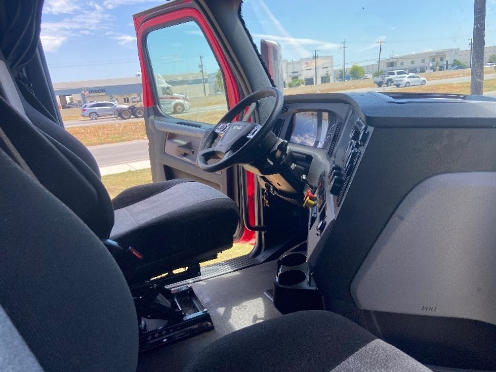 Sleeper Tractor-Heavy Duty Tractors-Freightliner-2022-T12664ST-San Antonio-TX-431,517\n\t\tmiles-$ 83,000 - Image 15