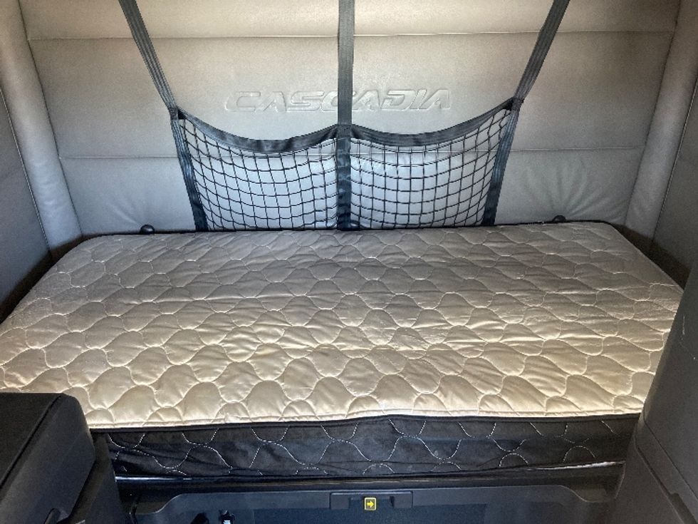 Sleeper Tractor-Heavy Duty Tractors-Freightliner-2022-T12664ST-San Antonio-TX-431,517\n\t\tmiles-$ 83,000 - Image 17