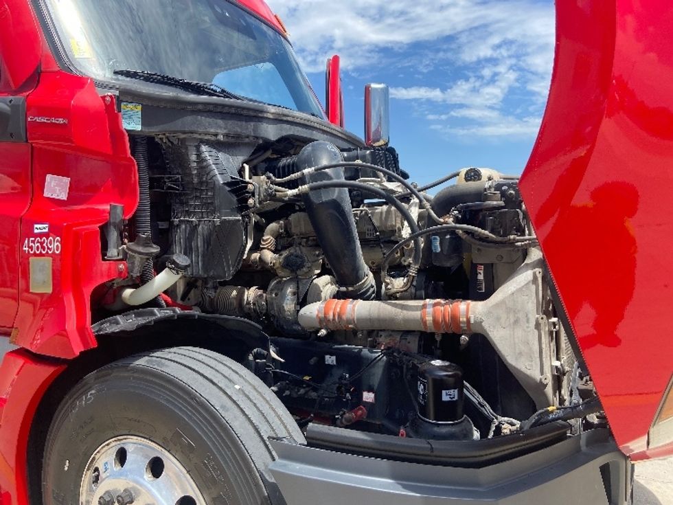 Sleeper Tractor-Heavy Duty Tractors-Freightliner-2022-T12664ST-San Antonio-TX-431,517\n\t\tmiles-$ 83,000 - Image 20
