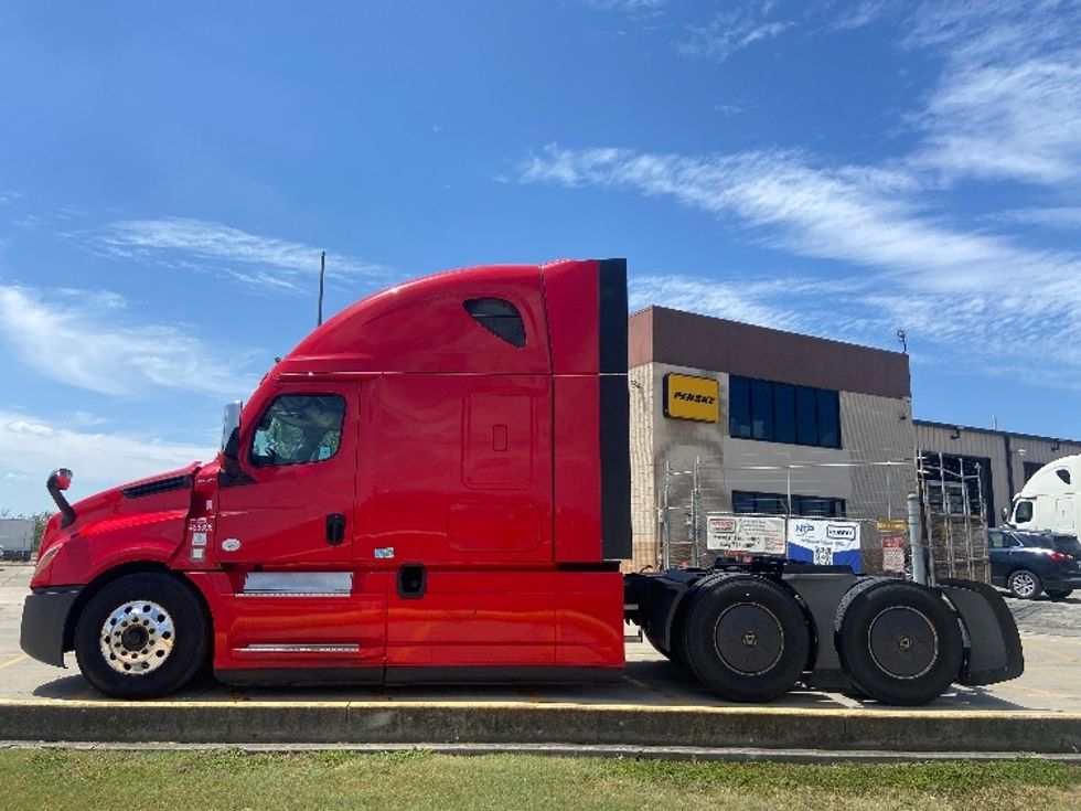 Sleeper Tractor-Heavy Duty Tractors-Freightliner-2022-T12664ST-San Antonio-TX-431,517\n\t\tmiles-$ 83,000 - Image 4