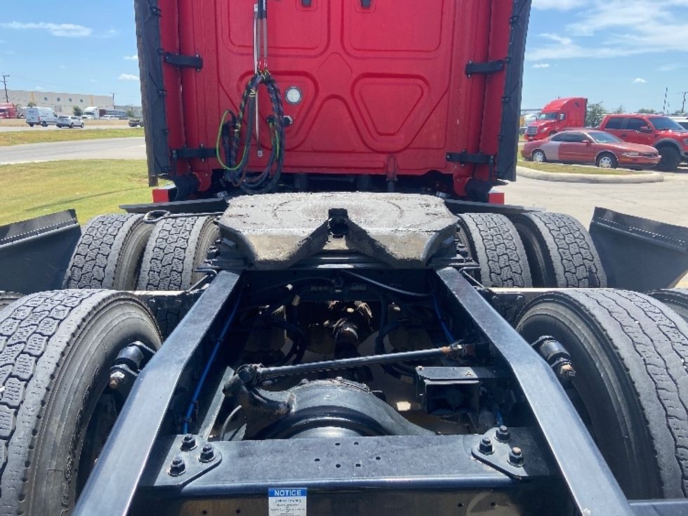 Sleeper Tractor-Heavy Duty Tractors-Freightliner-2022-T12664ST-San Antonio-TX-431,517\n\t\tmiles-$ 83,000 - Image 6
