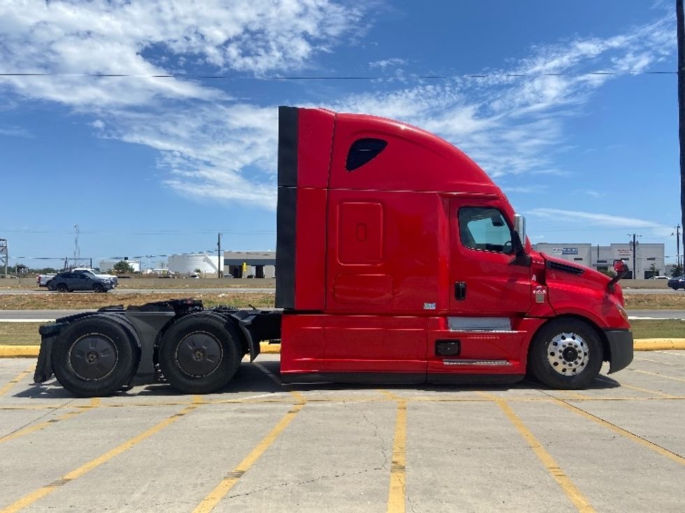 Sleeper Tractor-Heavy Duty Tractors-Freightliner-2022-T12664ST-San Antonio-TX-431,517\n\t\tmiles-$ 83,000 - Image 8
