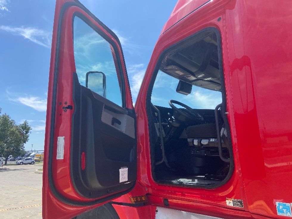 Sleeper Tractor-Heavy Duty Tractors-Freightliner-2022-T12664ST-San Antonio-TX-431,517\n\t\tmiles-$ 83,000 - Image 9