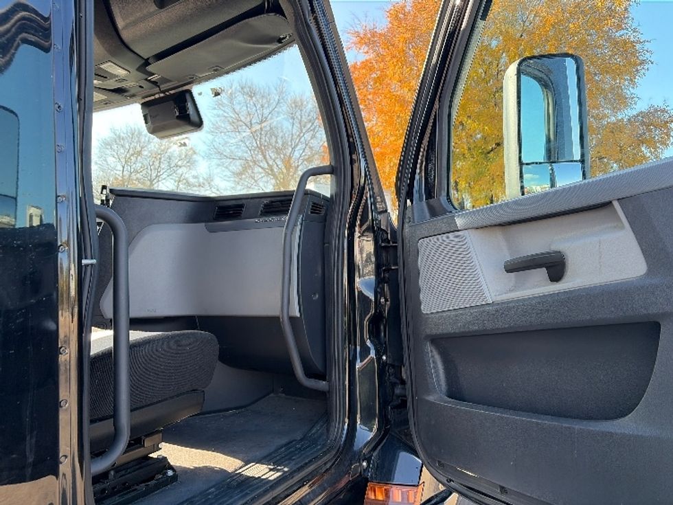 Sleeper Tractor-Heavy Duty Tractors-Freightliner-2022-T12664ST-San Antonio-TX-445,343\n\t\tmiles-$ 77,500 - Image 13