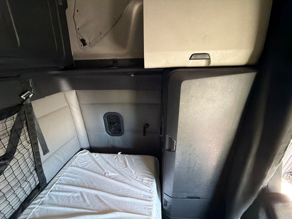 Sleeper Tractor-Heavy Duty Tractors-Freightliner-2022-T12664ST-San Antonio-TX-445,343\n\t\tmiles-$ 77,500 - Image 17