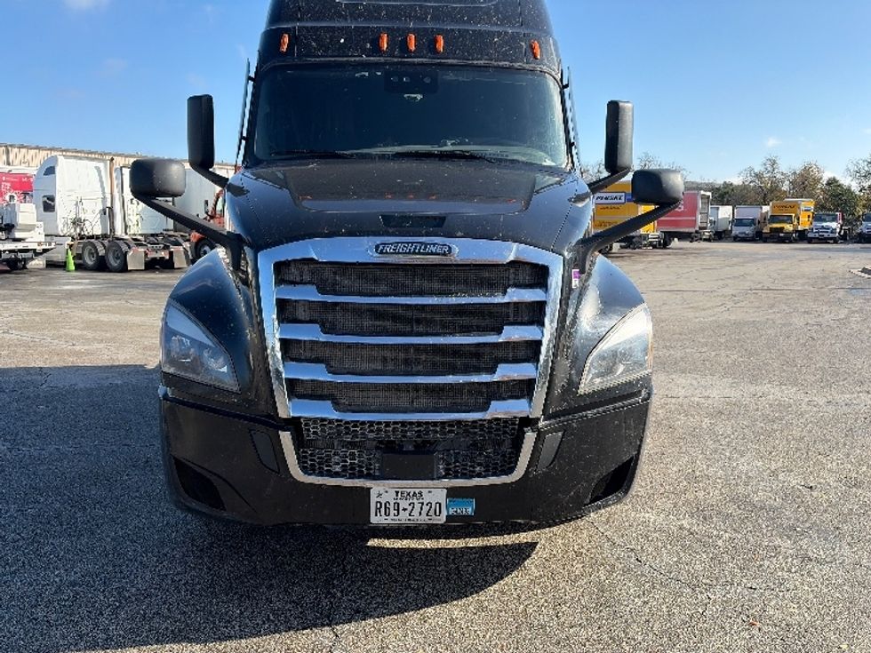 Sleeper Tractor-Heavy Duty Tractors-Freightliner-2022-T12664ST-San Antonio-TX-445,343\n\t\tmiles-$ 77,500 - Image 2