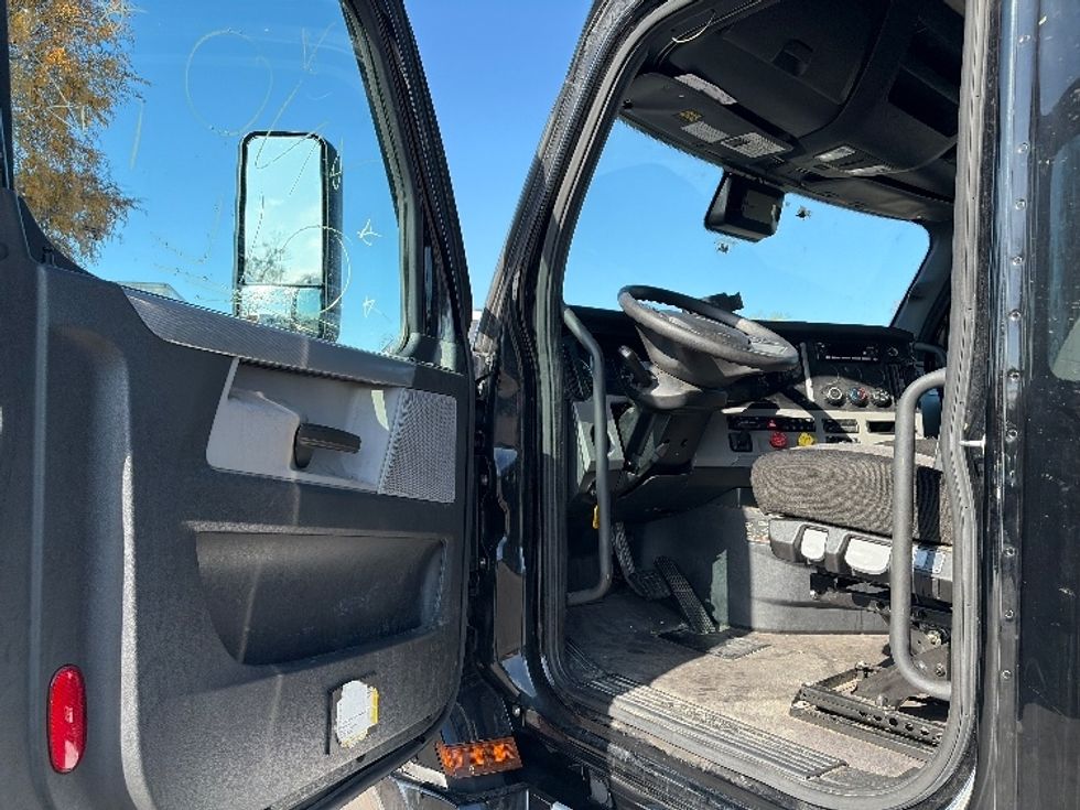 Sleeper Tractor-Heavy Duty Tractors-Freightliner-2022-T12664ST-San Antonio-TX-445,343\n\t\tmiles-$ 77,500 - Image 9