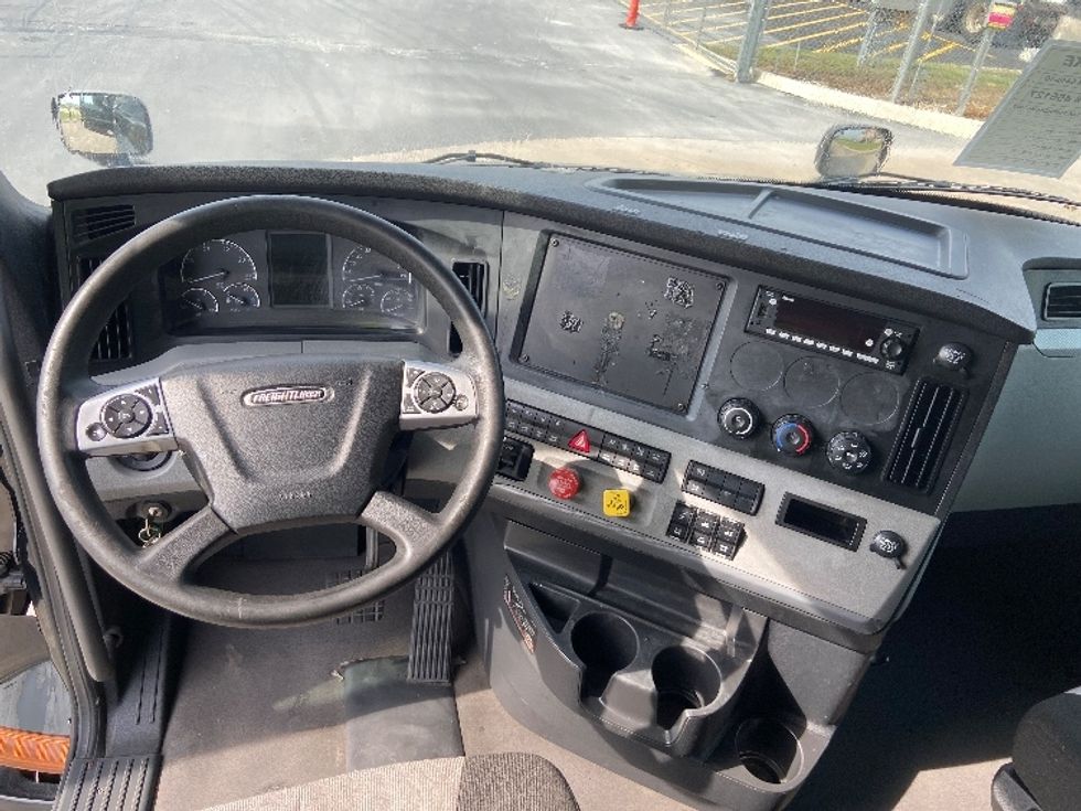 Sleeper Tractor-Heavy Duty Tractors-Freightliner-2022-T12664ST-San Antonio-TX-445,365\n\t\tmiles-$ 81,500 - Image 11