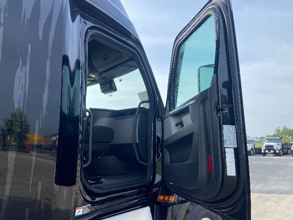 Sleeper Tractor-Heavy Duty Tractors-Freightliner-2022-T12664ST-San Antonio-TX-445,365\n\t\tmiles-$ 81,500 - Image 13