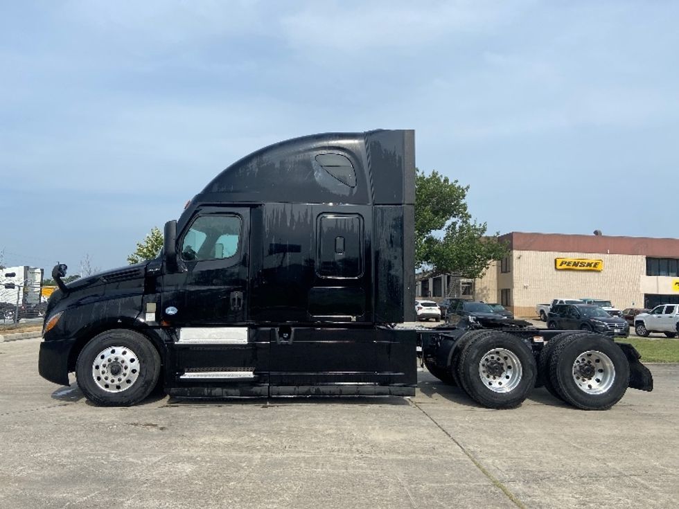 Sleeper Tractor-Heavy Duty Tractors-Freightliner-2022-T12664ST-San Antonio-TX-445,365\n\t\tmiles-$ 81,500 - Image 4