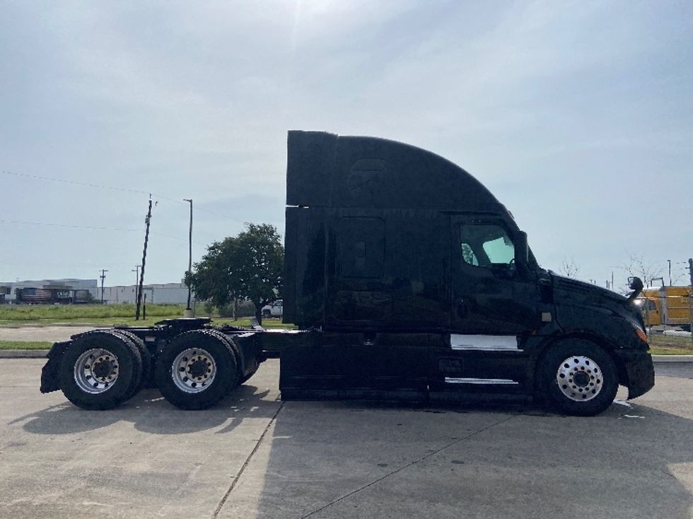 Sleeper Tractor-Heavy Duty Tractors-Freightliner-2022-T12664ST-San Antonio-TX-445,365\n\t\tmiles-$ 81,500 - Image 8