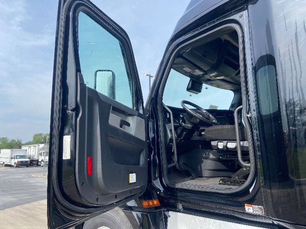 Sleeper Tractor-Heavy Duty Tractors-Freightliner-2022-T12664ST-San Antonio-TX-445,365\n\t\tmiles-$ 81,500 - Image 9