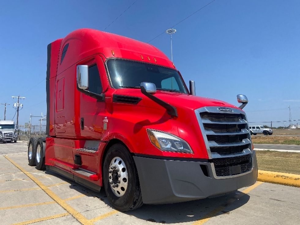 Sleeper Tractor-Heavy Duty Tractors-Freightliner-2022-T12664ST-San Antonio-TX-445,581\n\t\tmiles-$ 84,500 - Image 1