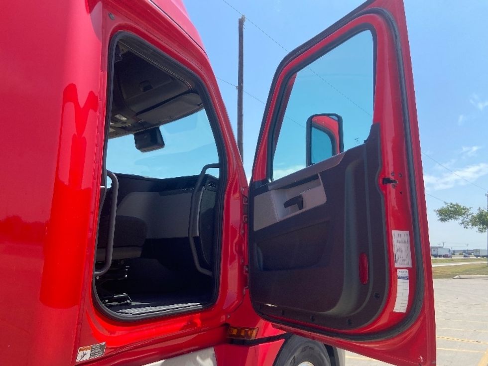 Sleeper Tractor-Heavy Duty Tractors-Freightliner-2022-T12664ST-San Antonio-TX-445,581\n\t\tmiles-$ 84,500 - Image 13
