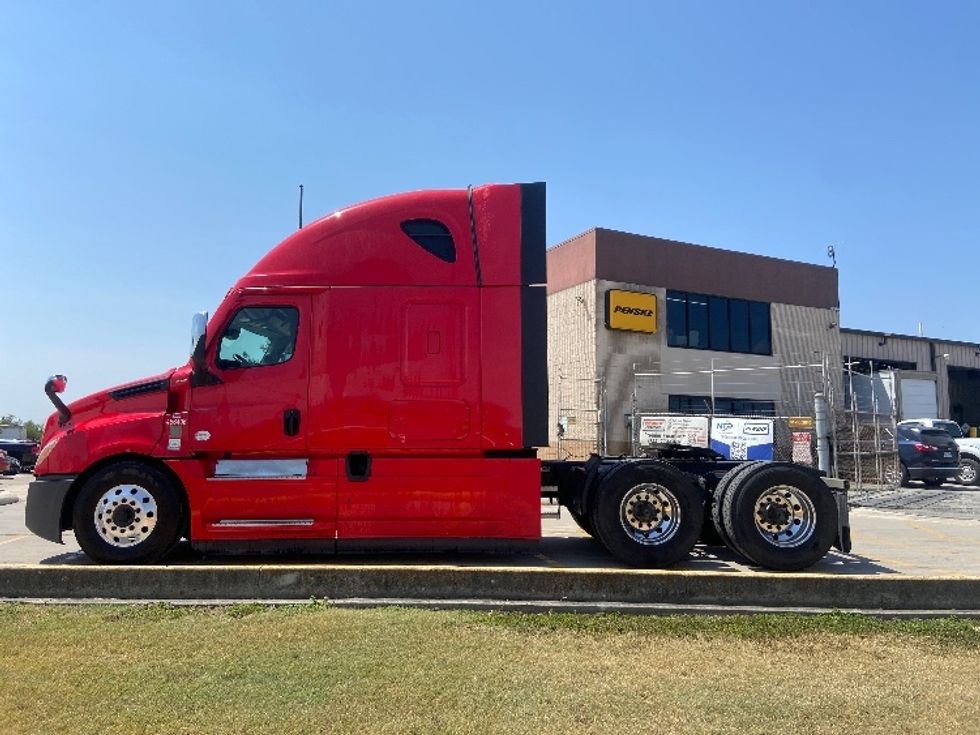 Sleeper Tractor-Heavy Duty Tractors-Freightliner-2022-T12664ST-San Antonio-TX-445,581\n\t\tmiles-$ 84,500 - Image 4