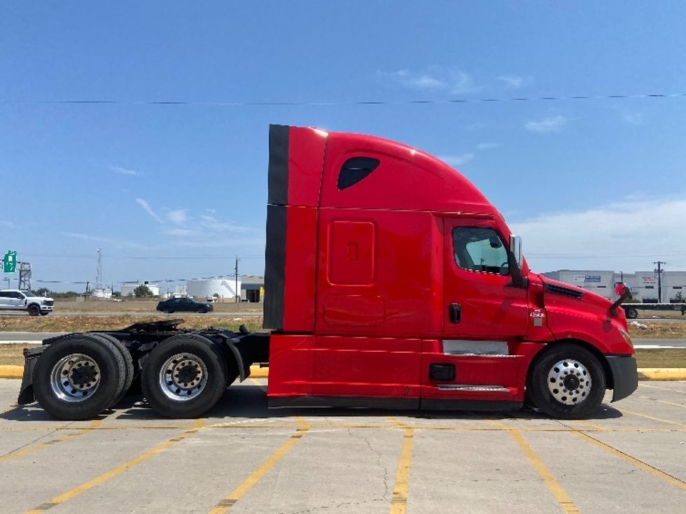 Sleeper Tractor-Heavy Duty Tractors-Freightliner-2022-T12664ST-San Antonio-TX-445,581\n\t\tmiles-$ 84,500 - Image 8