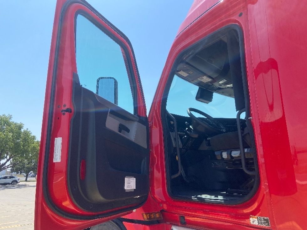 Sleeper Tractor-Heavy Duty Tractors-Freightliner-2022-T12664ST-San Antonio-TX-445,581\n\t\tmiles-$ 84,500 - Image 9